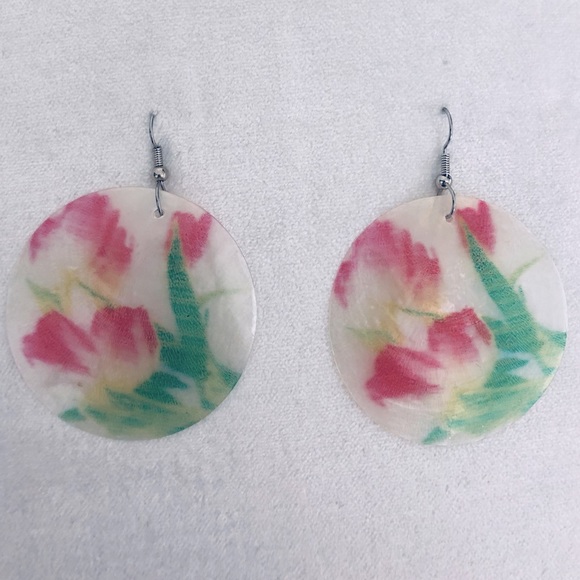 Hand painted pearlized shell earrings with flower design - Picture 3 of 14